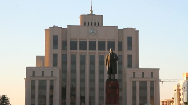 Monumento a Lenin y Gestión del desarrollo social de la Oficina del Gabinete de RT. Kazán, Rusia — Vídeos de Stock