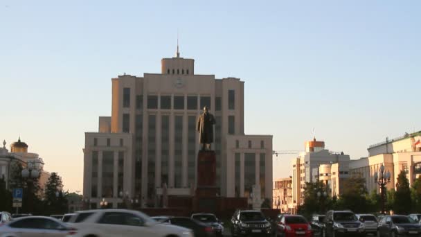 Памятник Ленину на площади Свободы. Kazan, Russia — стоковое видео