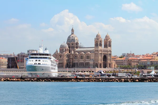 Cruise liner ve Katedrali, Tanrı'nın annesi. Marseille, Fransa — Stok fotoğraf
