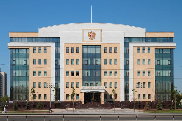 Weg en kantoorgebouw. Kazan, Rusland — Stockfoto