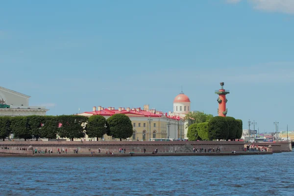 Embankment, Spit van Vasilevski Island. St. Petersburg, Rusland — Stockfoto