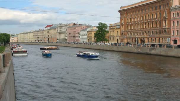 Fontanka Fluss und Wanderboote. St. Petersburg, Russland — Stockvideo