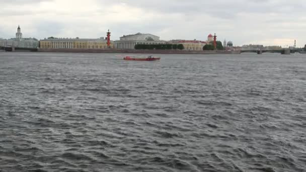 Плевок Васильевского острова. Санкт-Петербург, Россия — стоковое видео