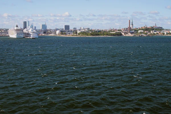 Porto crociere e città. Tallinn, Estonia — Foto Stock