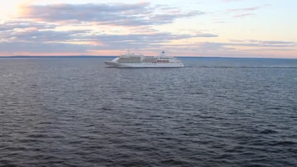 Výletní lodi ve volném moři, Baltské moře, záliv Finska, 08-06-2016 — Stock video