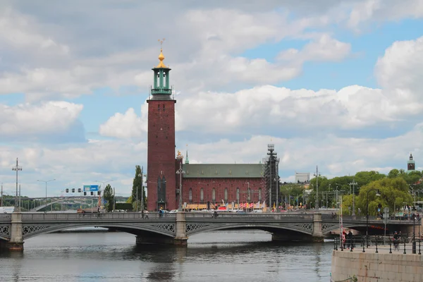 Brücke und Rathaus. Stockholm, Schweden — Stockfoto