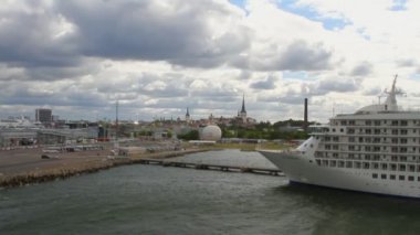 Cruise gemisi limanda. Tallinn, Estonya