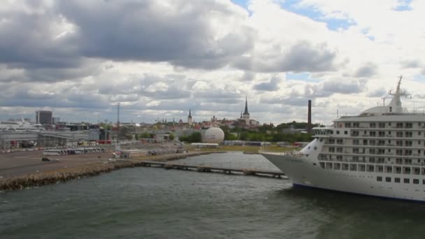 Lyxkryssare i hamn. Tallinn, Estland — Stockvideo