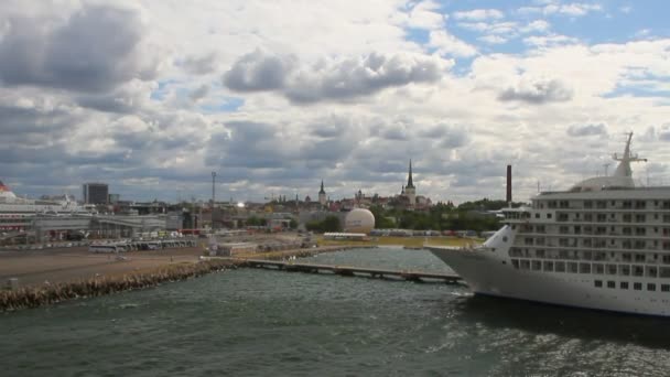港と街をクルーズします。タリン、エストニア — ストック動画