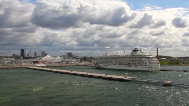 Seehafen und Kreuzfahrtschiff. tallinn, estland — Stockvideo