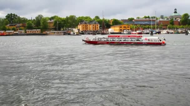 Turistických lodí v zálivu. Stockholm, Švédsko — Stock video