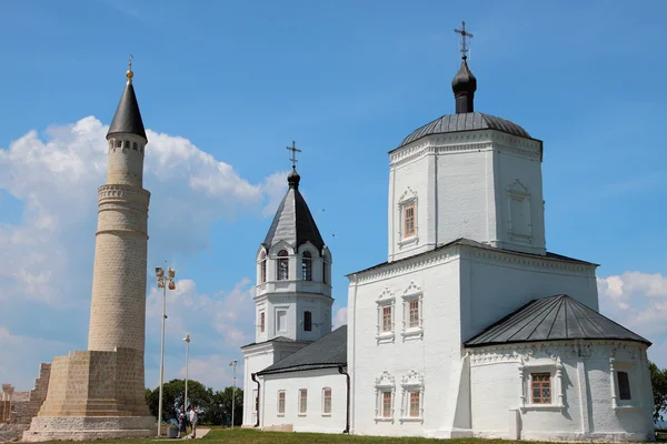 Minaret och kyrkan av antagandet. Bulgar, Ryssland — Stockfoto