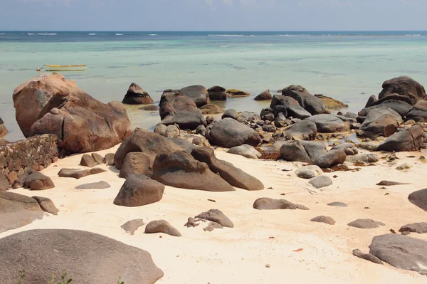 Volcanic boulders and stones on sandy beach. Mahe, Seychelles — Stock Photo, Image