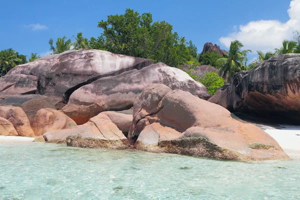 Educazioni di basalto sulla costa del mare. Baie Lazare, Mahe, Seychelles — Foto Stock