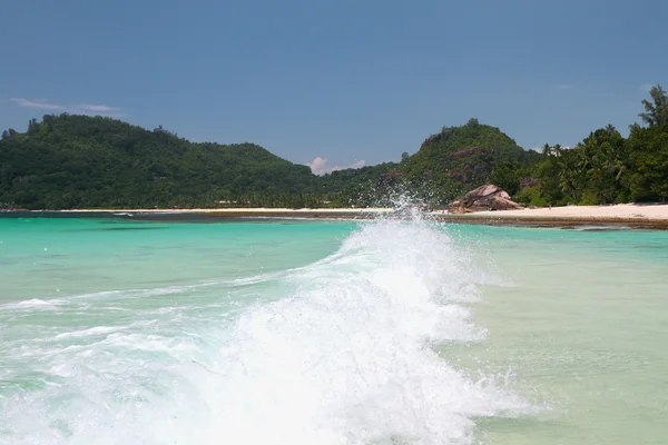 Vague dans le golfe de mer. Baie Lazare, Mahe, Seychelles — Photo