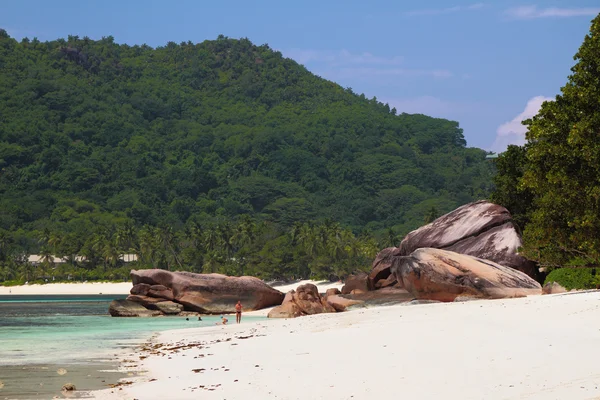 Sandy beach en basalt opleidingen. Baie Lazare, Mahe, Seychelles — Stockfoto