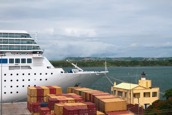 Cruise liner in port. Diego-Surez, Madagascar — Stock Photo, Image