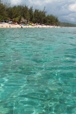 Sandy beach deniz kıyısında. Lagün Hermitage, Reunion