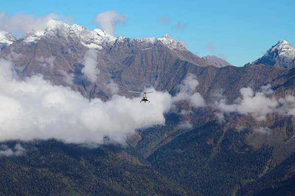 Helikopter z frachtu w górach. Kaukaz, Soczi, Krasnodarze, Rosja — Zdjęcie stockowe