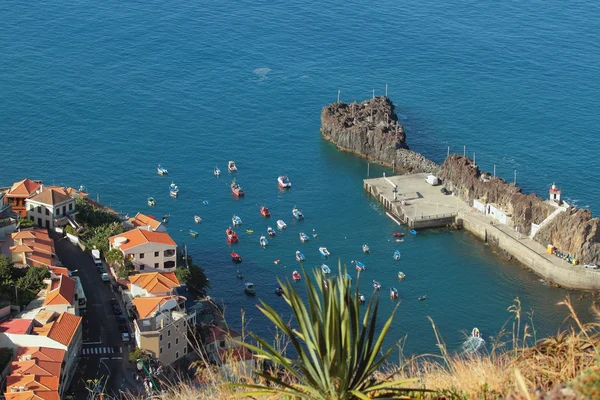 Zátoka s lodí a člunů. Raga, Madeira, Portugalsko — Stock fotografie