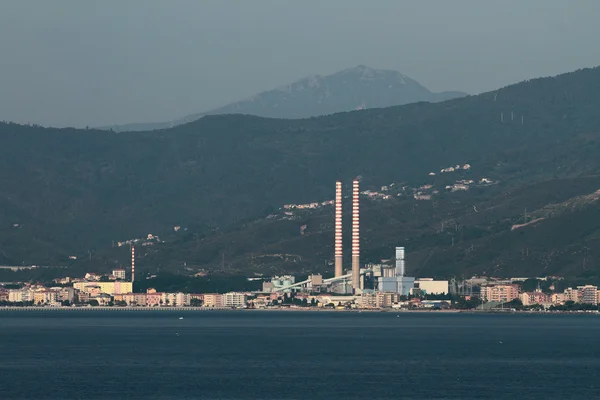 Kaupungin lämmön ja sähkön yhteistuotantolaitos rannikolla. Savona, Italia — kuvapankkivalokuva