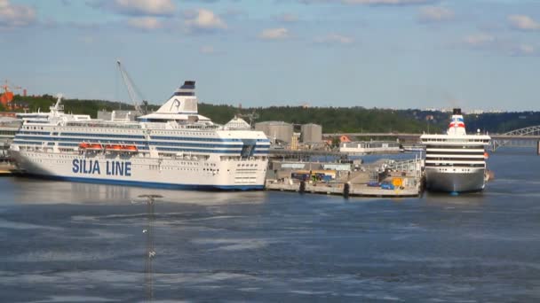 Veerboten in de zeehaven. Stockholm, Zweden — Stockvideo