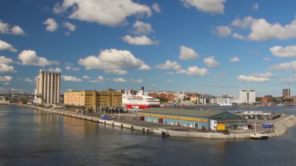 Ligplaats en water gebied van zeehaven. Stockholm, Zweden — Stockvideo