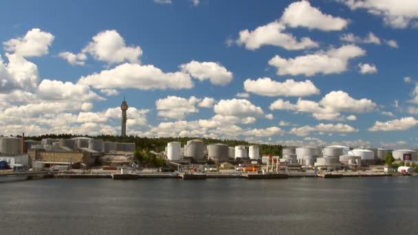 Complexo de combustível e carga no porto. Estocolmo, Suécia — Vídeo de Stock