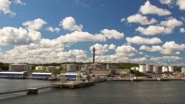 Προβλήτα και καυσίμου και πολύπλοκες φορτίου στο λιμάνι. Στοκχόλμη, Σουηδία — Αρχείο Βίντεο