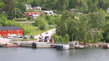 Feribot demirleme ve İskandinavya Fiyordu kıyısında. Stockholm, İsveç