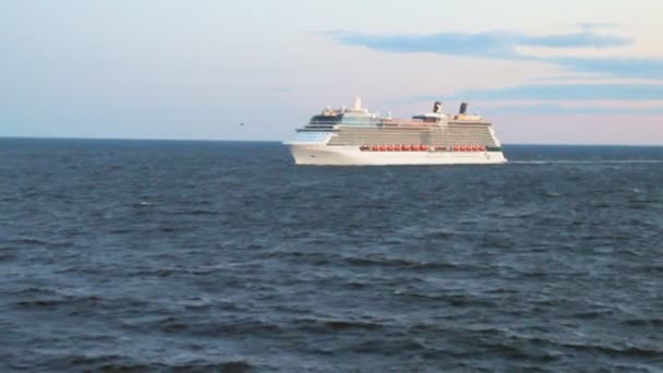 Ostsee und Kreuzfahrtschiff — Stockvideo