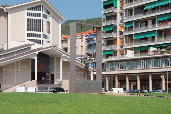 Church and monument at Freedom Martyrs Square. Savona, Italy — Stock Photo, Image