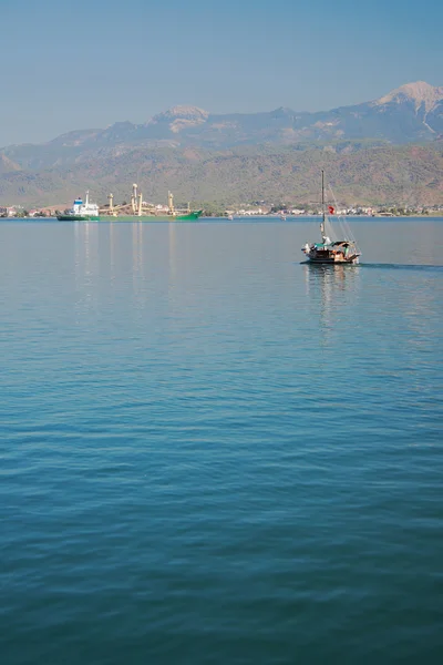 Deniz Körfezi ve dağlar. Fethiye, Türkiye — Stok fotoğraf