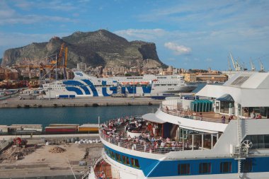 Palermo, İtalya - 04 Ekim 2018 Büyük liman, Pellegrino Dağı
