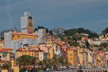 Deniz kenarındaki Alplerin eteklerinde bir şehir. Menton, Fransa