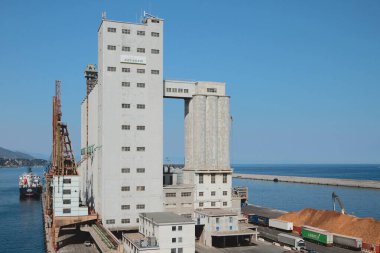 Savona, İtalya - 30 Haziran 2019: Asansörlü kargo limanı