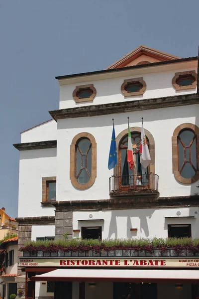 Sorrento Italië Jul 2019 Gebouw Met Balkon Vlaggen Basiliek Van — Stockfoto