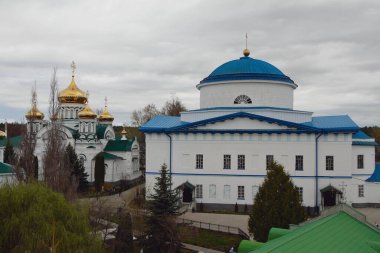 Trinity Katedrali (solda) ve Tanrı 'nın Annesi' nin Gürcistan İkonu Katedrali. Raifa, Tataristan, Rusya