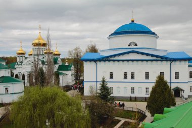Trinity Katedrali ve Tanrı 'nın Annesi Gürcistan İkonası Katedrali (sağda). Raifa, Tataristan, Rusya