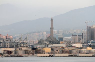 Endüstriyel ve kargo liman ve şehir. Cenova, İtalya