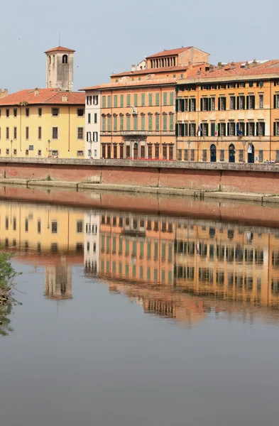 阿尔诺河河堤。意大利比萨斜塔 — 图库照片