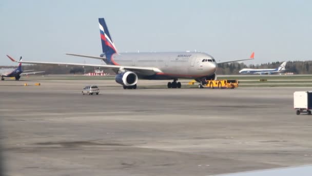 Vervoer van vliegtuig op strip. Sheremetyevo, Moskou — Stockvideo