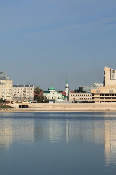 Banco del lago Kaban, moschea di Nurull. Kazan, Tatarstan — Foto Stock