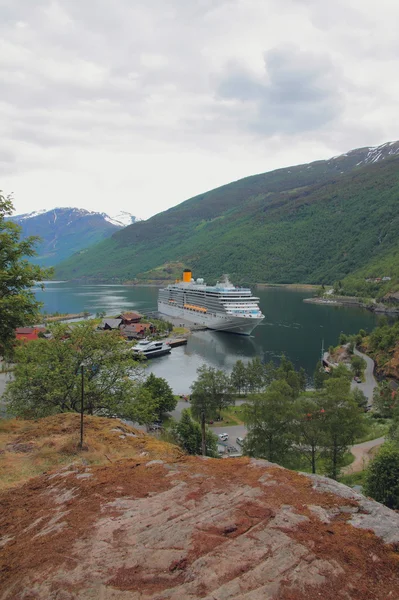 Aurlands-Fyord und Kreuzfahrtschiff, Flom, Norwegen — Stockfoto