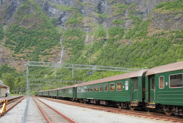 Las vías y el tren de pasajeros. Flom, Noruega —  Fotos de Stock