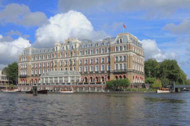 Старовинні будівлі на березі річки. Амстердама, Голландія