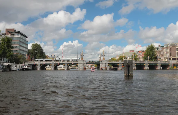 Most "hoge sluis" przez rzekę amstel. Amsterdam, Holandia — Zdjęcie stockowe