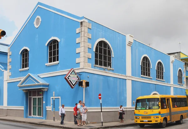 Budynek na skrzyżowaniu. Bridgetown, barbados — Zdjęcie stockowe