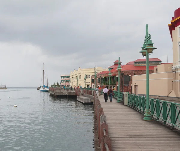 Banvallen längs hamnen careenage. Bridgetown, barbados — Stockfoto