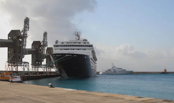 Crucero en puerto. Bridgetown, Barbados — Foto de Stock